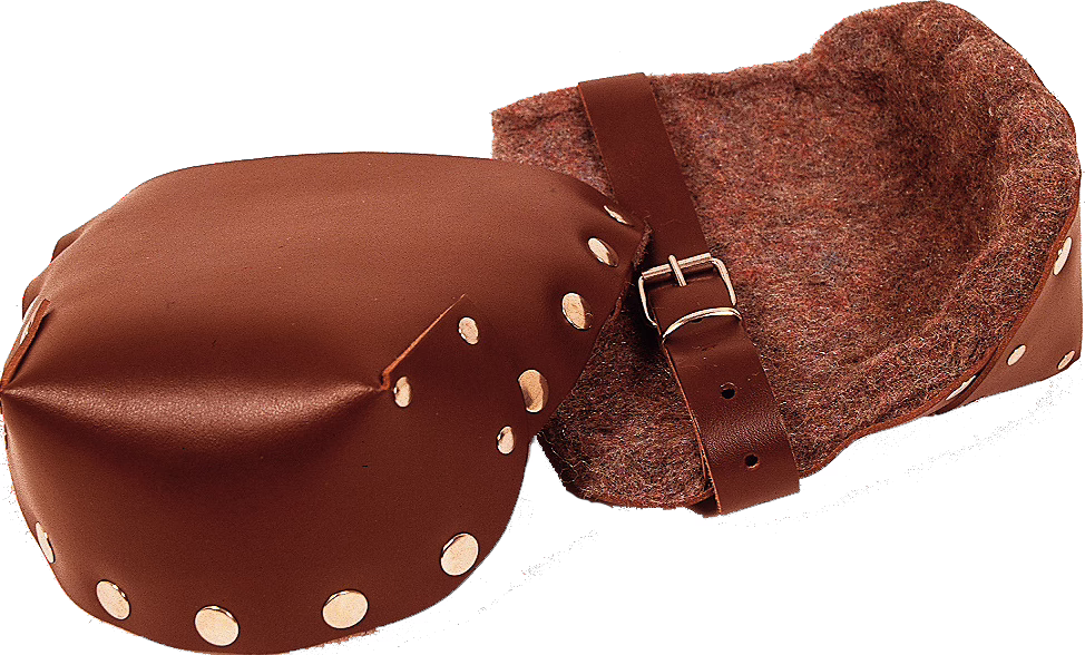 WOLFF_Dummy_15813_knee protectors leather_2025-08 Two brown leather protective cups with felt lining and metal rivets; one is turned open to show the soft, wool-like interior. They are joined by a leather strap with an adjustable metal buckle and photographed on a white background.